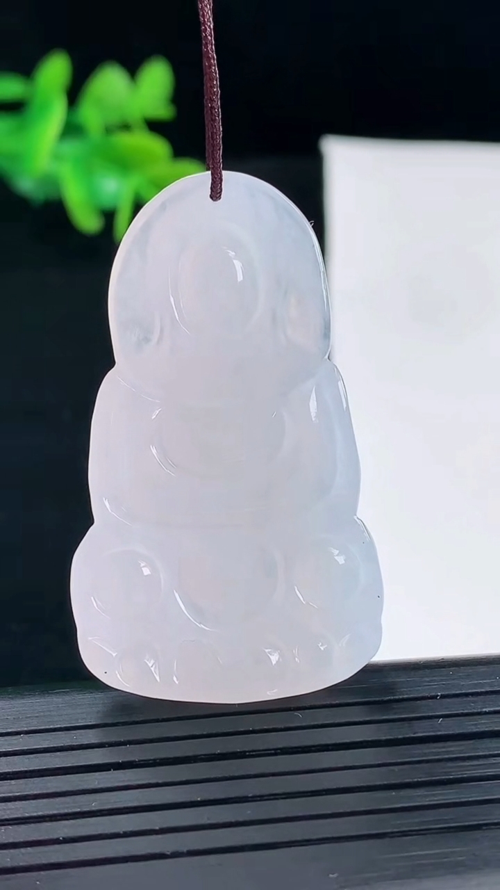 天然A货翡翠观音菩萨吊坠尺寸47-27.3-5.7重量:13.75g
5月1日