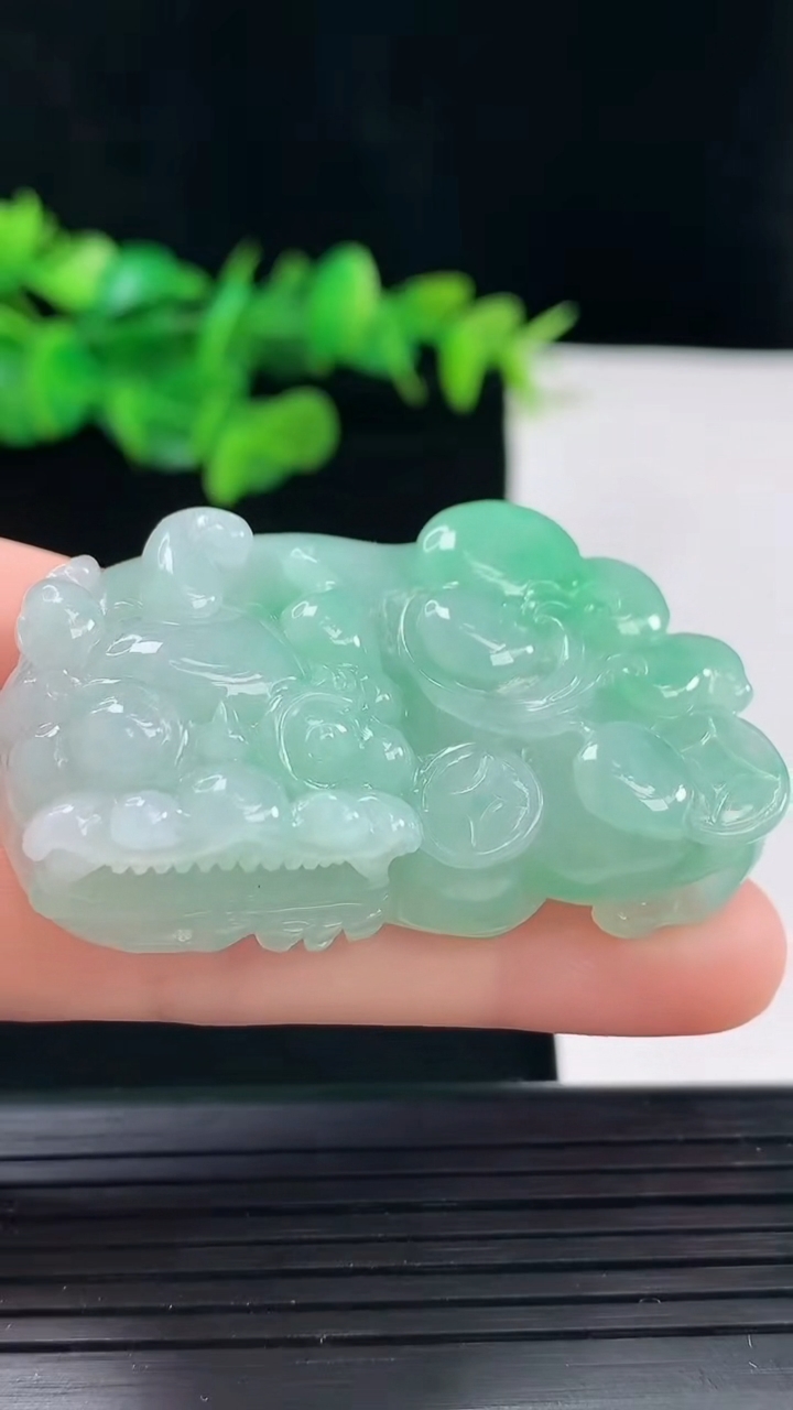 天然A货翡翠霸王貔貅吊坠尺寸47.6-27.9-12.6重量:40.84g
5月1日