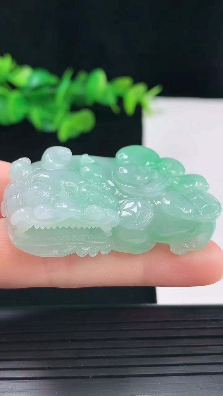 天然A货翡翠霸王貔貅吊坠尺寸47.6-27.9-12.6重量:40.84g
5月1日