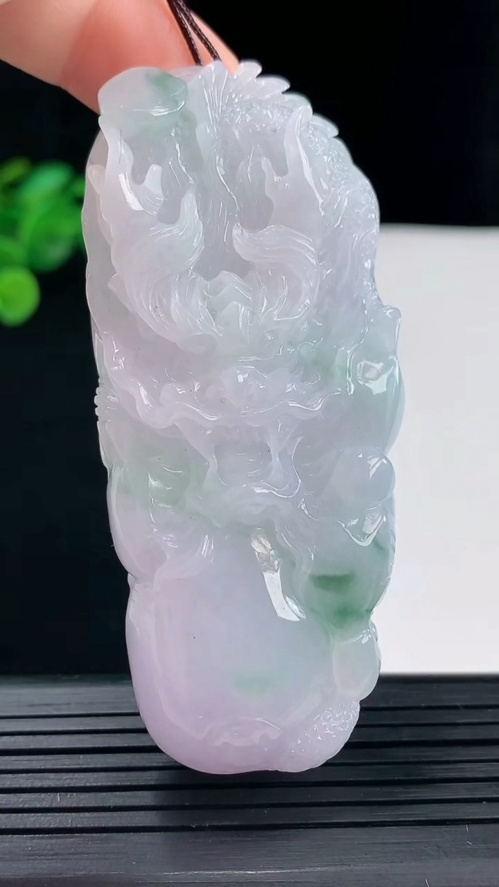 天然A货翡翠紫罗兰 飘花龙牌吊坠尺寸73.2-31.9-14.7重量:74.26g
5月1日