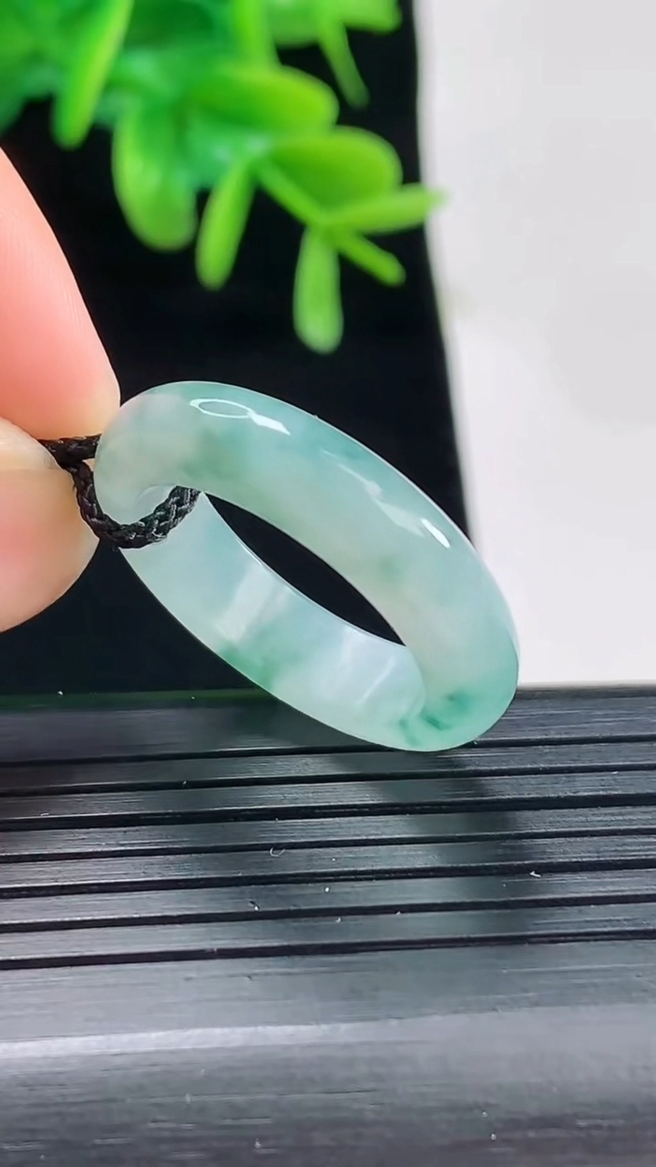 天然A货翡翠飘花指环戒指尺寸19.2-5.6-3.7重量4.37g2026年5月1日
工厂直销收藏佳品,种好水足，色泽均匀，有种有色，上手高大气！