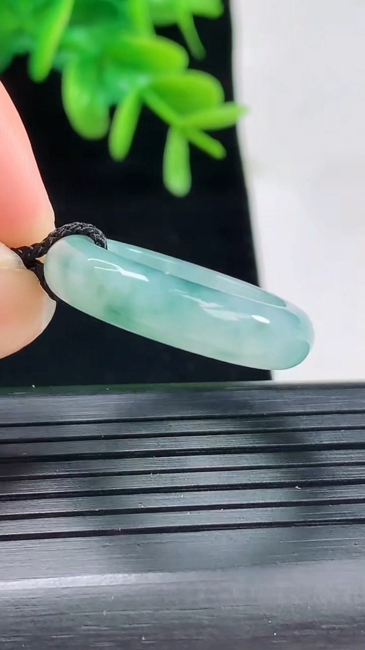 天然A货翡翠飘花指环戒指尺寸19.2-5.6-3.7重量4.37g2026年5月1日
工厂直销收藏佳品,种好水足，色泽均匀，有种有色，上手高大气！