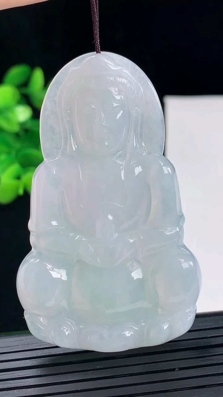 天然A货翡翠观音菩萨吊坠尺寸66-41.2-4.4重量:26.04g
5月1日