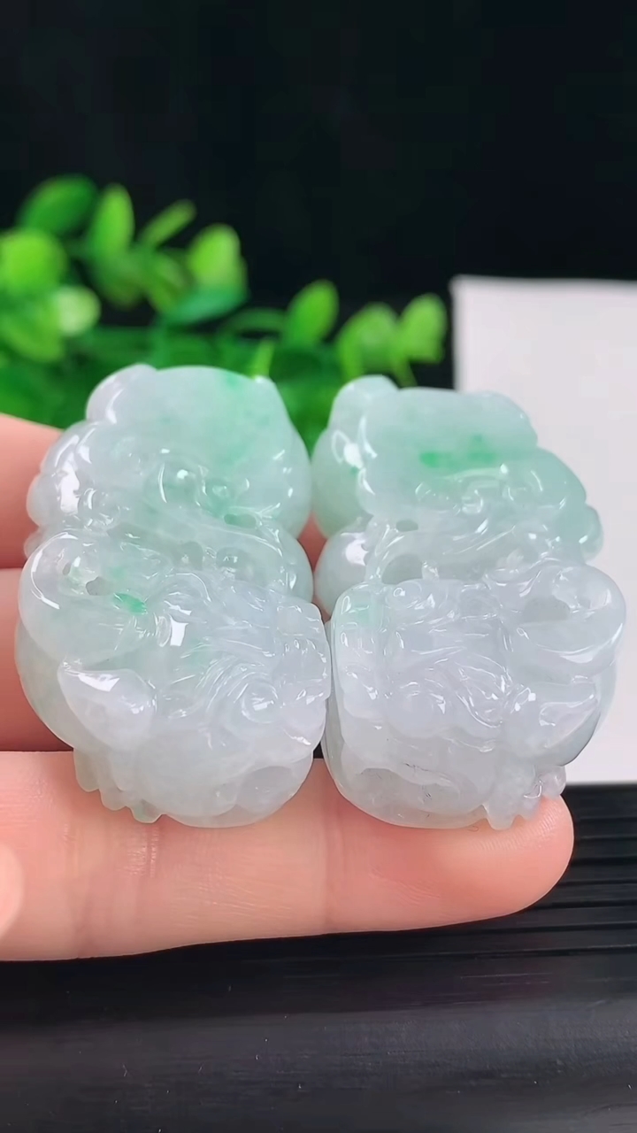 天然A货翡翠霸王貔貅吊坠一对尺寸44.1-24.4-12.8重量:64.39g
5月1日