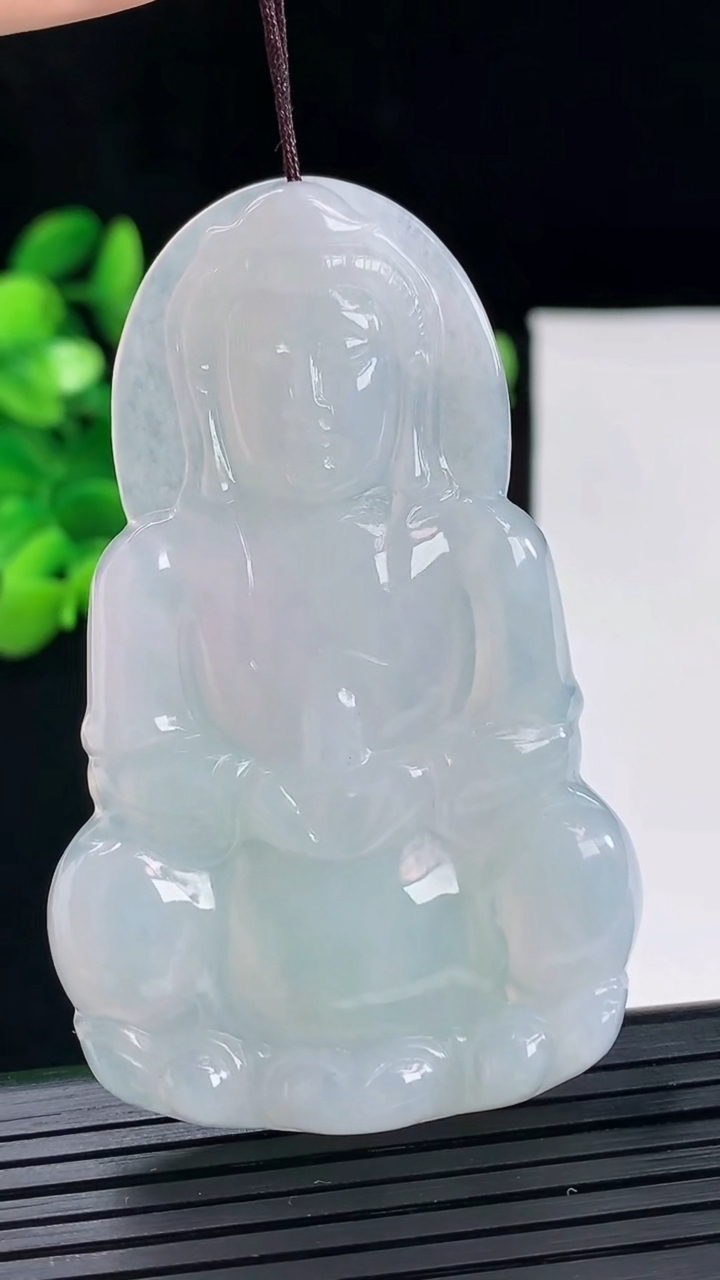 天然A货翡翠观音菩萨吊坠尺寸66-41.2-4.4重量:26.04g
5月1日