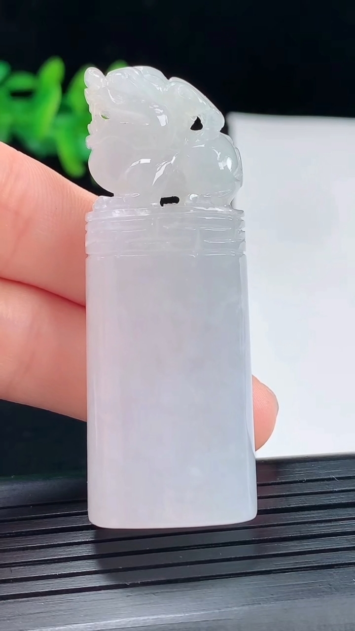 天然A货翡翠貔貅印章尺寸56-20.1-13.6重量:38.05g
5月1日