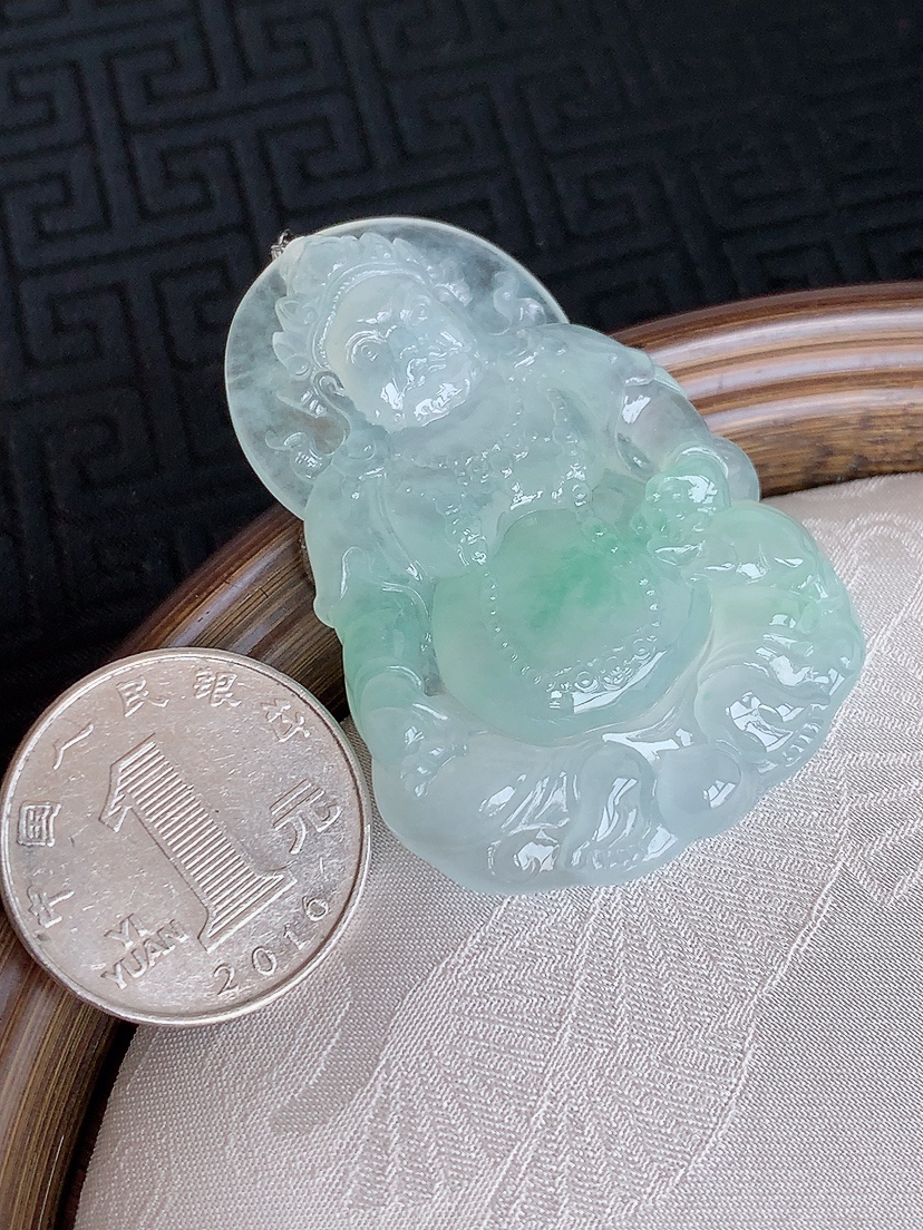 天然A货翡翠飘绿黄财神吊坠 
尺寸52.2-37-6.8mm 重量25.46g 0501