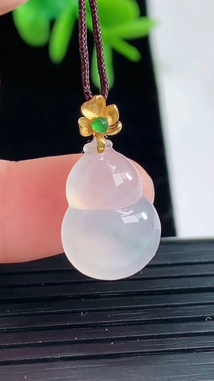 天然A货翡翠18K金飘花葫芦吊坠尺寸21.2-11.6-4.5重量:1.52g
5月1日