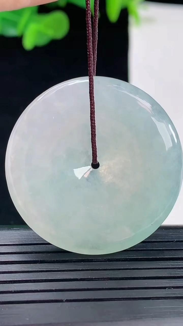 天然A货翡翠平安扣吊坠尺寸36.4-5.8重量:17.15g
5月1日