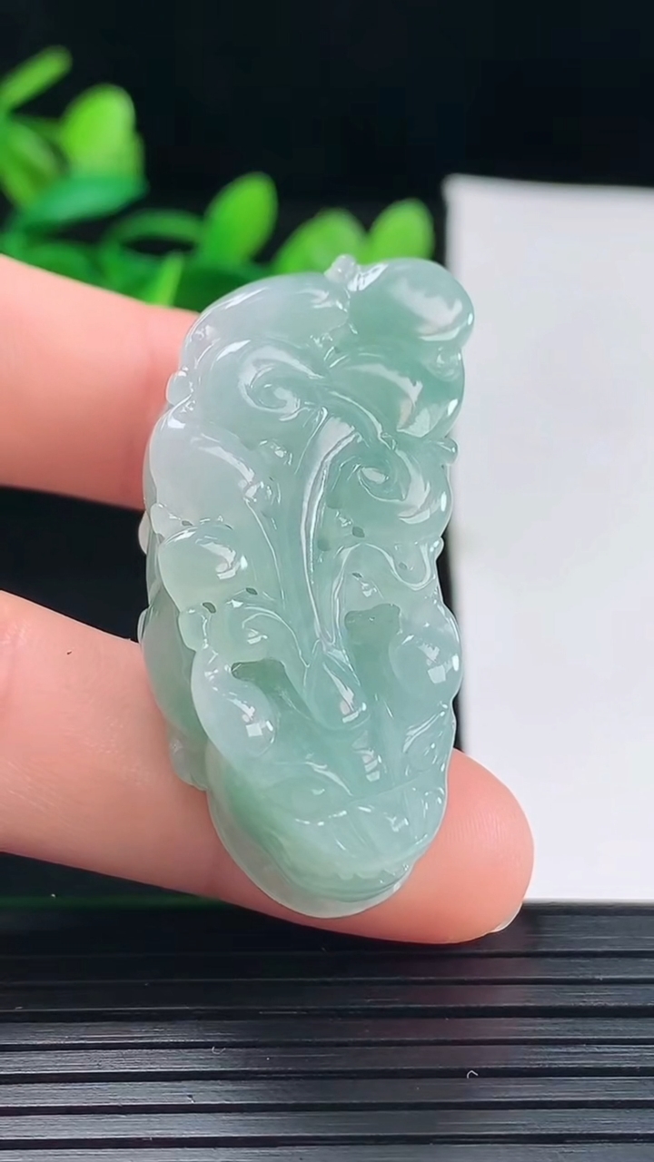 天然A货翡翠貔貅吊坠尺寸40.6-18-12.1重量:21.76g
5月1日