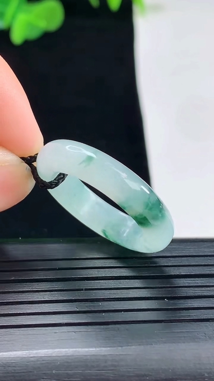 天然A货翡翠飘花指环戒指尺寸19.4-5.4-3.9重量:4.56g2026年5月1日
工厂直销收藏佳品,种好水足，色泽均匀，有种有色，上手高大气！