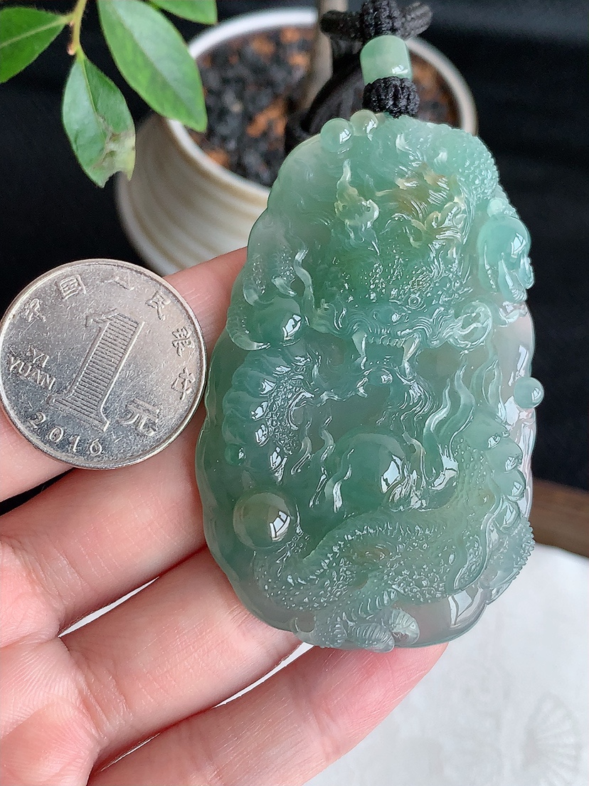 天然A货翡翠晴水飘黄翡龙牌吊坠 
尺寸63.5-39.3-10mm 重量54.89g 0501