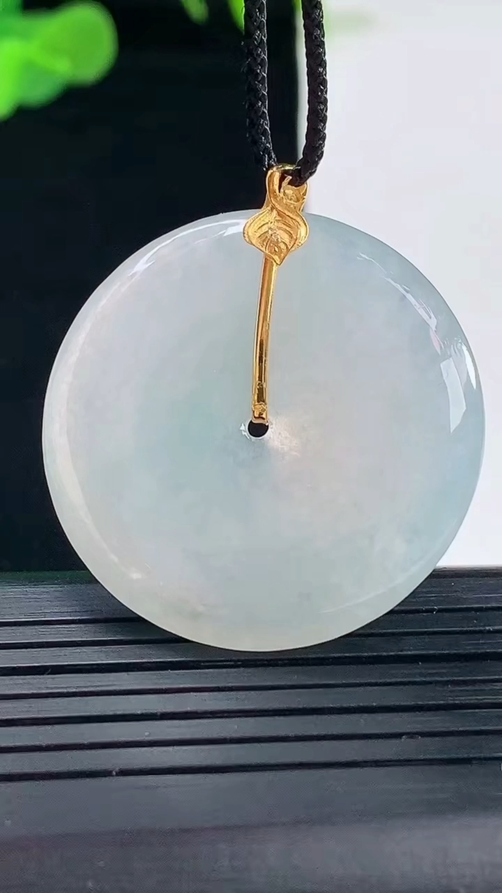 天然A货翡翠种白冰平安扣吊坠尺寸32.7-5.1重量:12.11g
5月1日