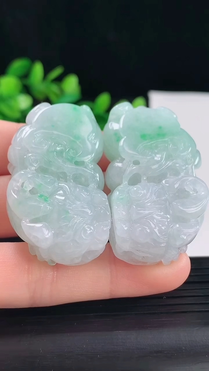 天然A货翡翠霸王貔貅吊坠一对尺寸44.1-24.4-12.8重量:64.39g
5月1日