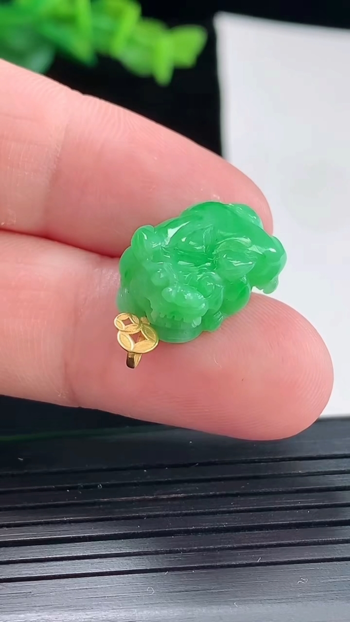 天然A货翡翠貔貅吊坠，尺寸17-12-7.6重量:3.32g
5月2日