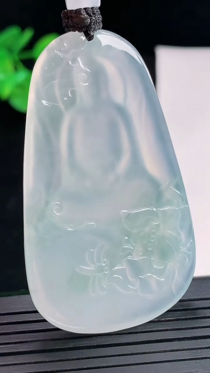 天然A货翡翠大日如来佛吊坠，尺寸59-35.5-5.6重量:28.90g
5月2日