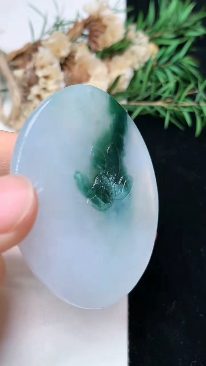 天然A货翡翠飘花虚空藏观音菩萨吊坠，尺寸50.8-42.6-7.2，重量:31.37g
5月2日