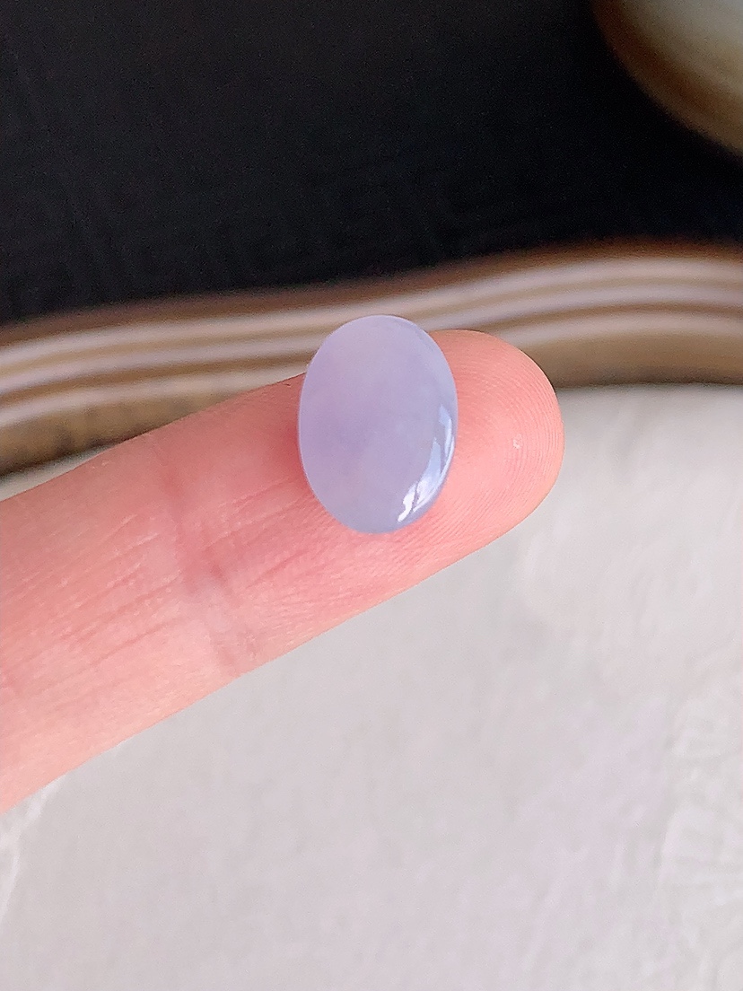 天然A货翡翠紫罗兰蛋面镶嵌件 
尺寸11.2-7.8-4mm 重量0.80g 0430