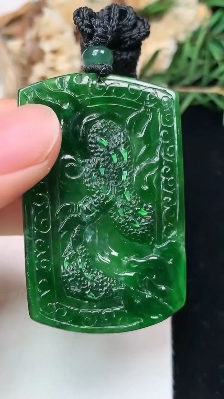 天然A货翡翠龙牌吊坠，尺寸46.3-30.5-5，重量:15.81g
5月2日