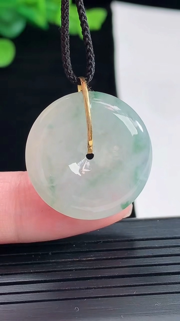 天然A货翡翠18k金飘花平安扣吊坠，尺寸25-5.8重量:7.75g
5月2日