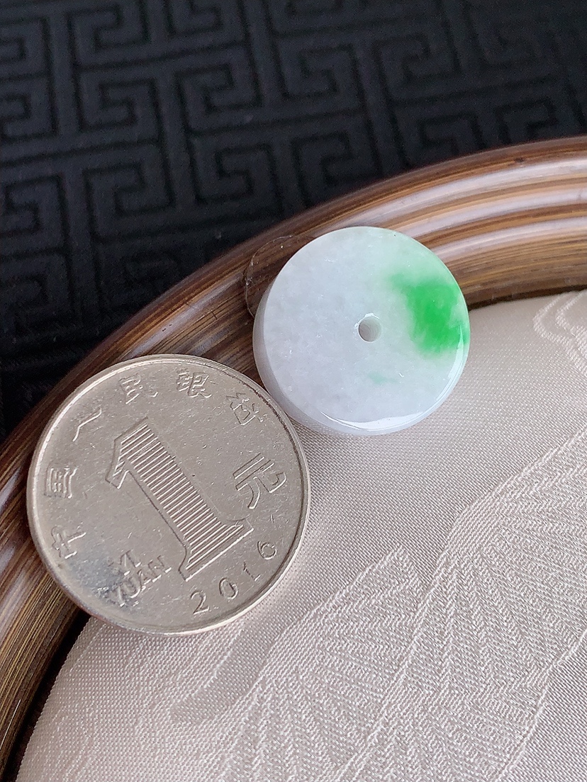天然A货翡翠飘绿路路通吊坠 
尺寸18-9.6mm 重量9.09g 0430