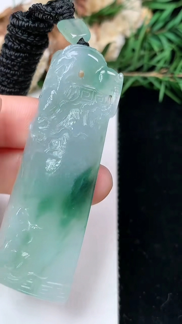 天然A货翡翠飘花望子成龙 龙牌吊坠，尺寸58.5-21.5-9.6，重量:23.89g
5月2日