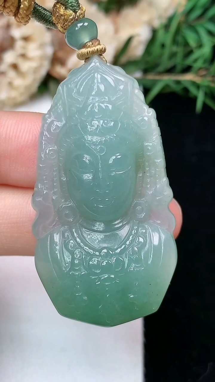 天然A货翡翠观音头吊坠，尺寸43.6-24-6.6，重量:15.13g
5月2日