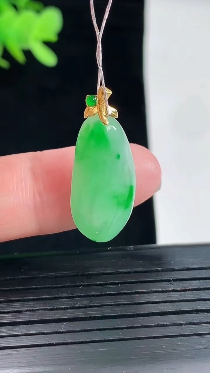 天然A货翡翠福瓜吊坠，尺寸22-11-5.6重量:3.32g
5月2日