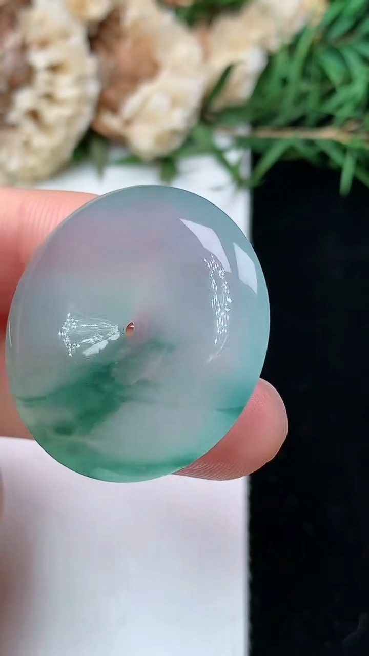 天然A货翡翠飘花平安扣吊坠，尺寸28.3-5.7，重量:9.26g
5月2日