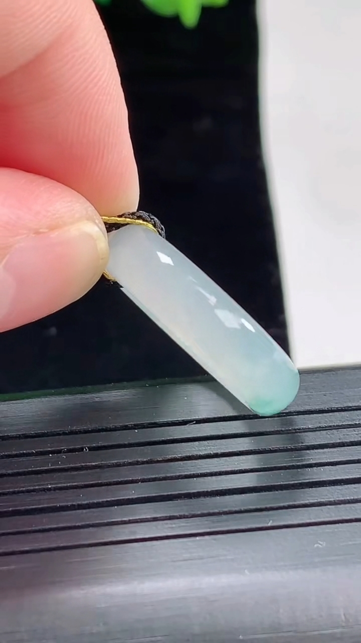 天然A货翡翠飘花玉指环 戒指，尺寸16.8-5.6-3.6重量:3.93g2026年5月2日
工厂直销收藏佳品,种好水足，色泽均匀，有种有色，上手高大气！