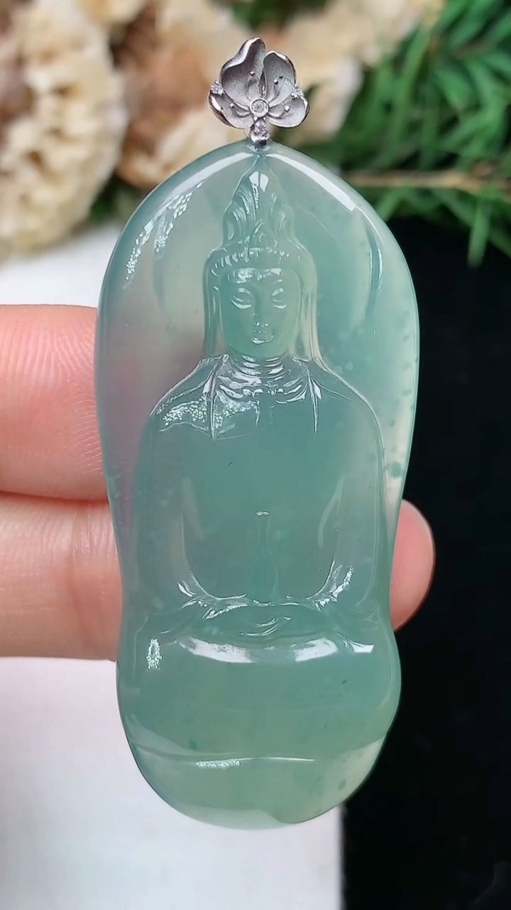 天然A货翡翠蓝水素衣观音吊坠，尺寸45-21.3-5.3，重量:10.70g
5月2日