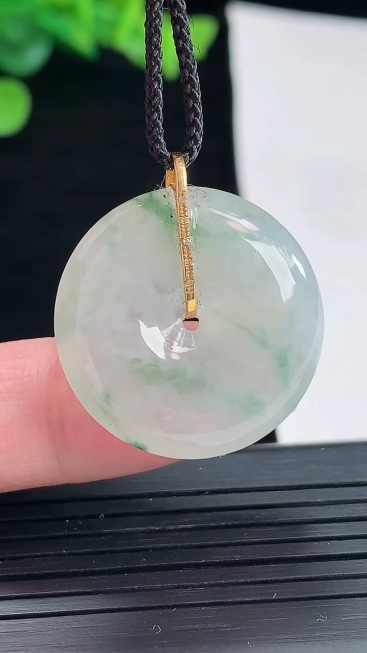 天然A货翡翠18k金飘花平安扣吊坠，尺寸25-5.8重量:7.75g
5月2日