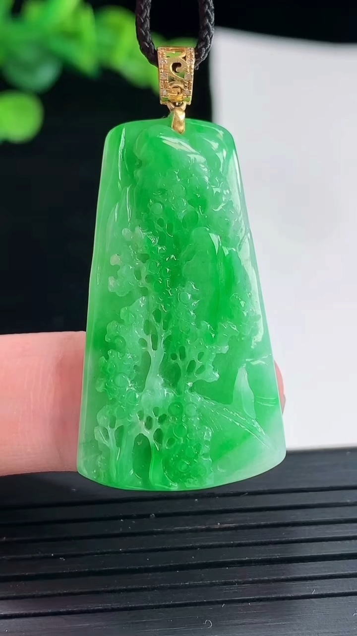 天然A货翡翠山水牌吊坠，尺寸39-21-4重量:6.49g
5月2日