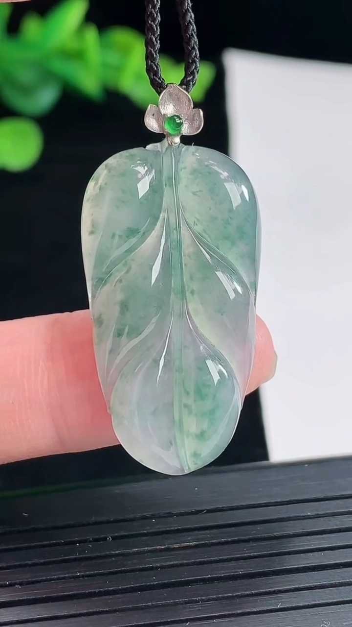 天然A货翡翠种飘花金枝玉叶 叶子吊坠，尺寸32-19-4.2重量:5.28g
5月2日