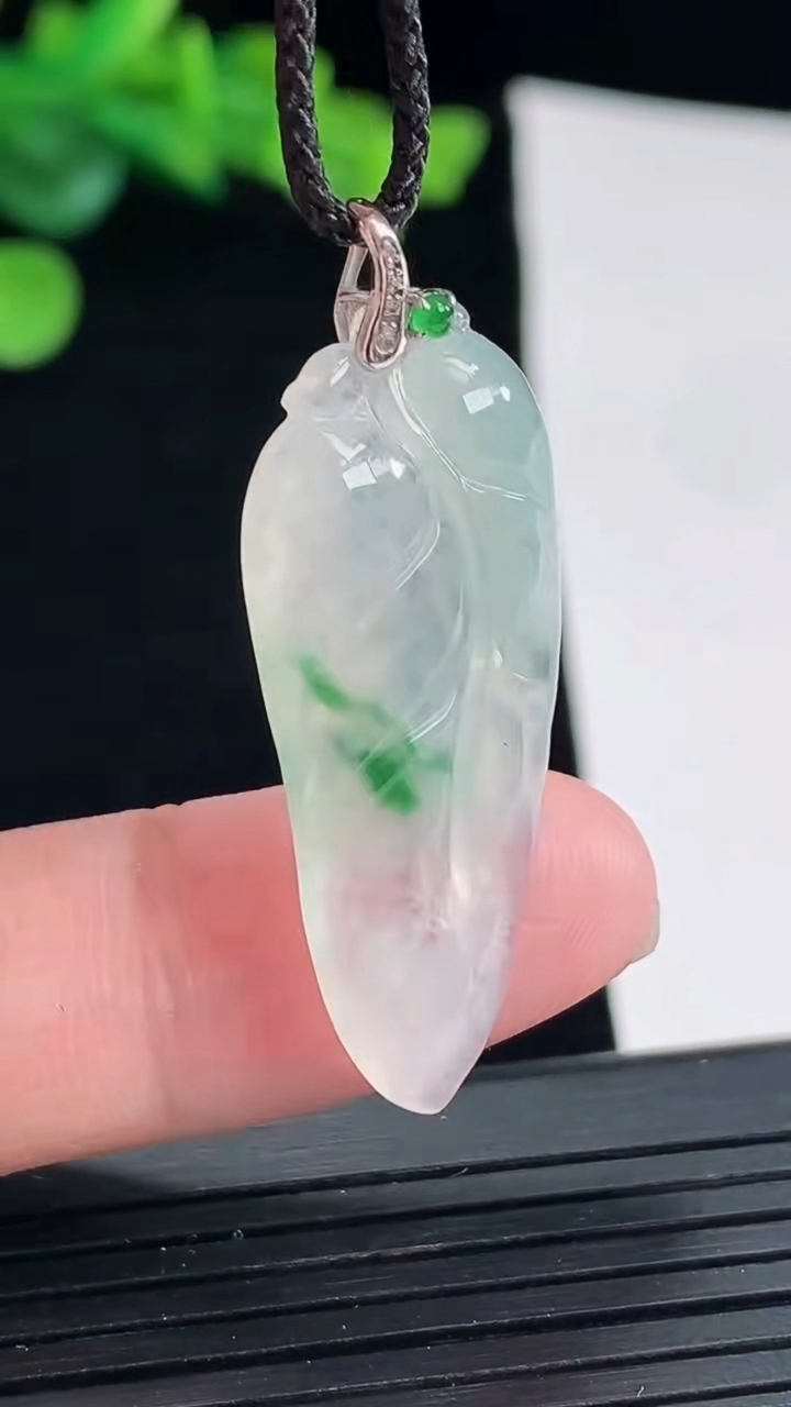 天然A货翡翠种飘花金枝玉叶 叶子吊坠，尺寸31-15.6-4.2重量:4.02g
5月2日