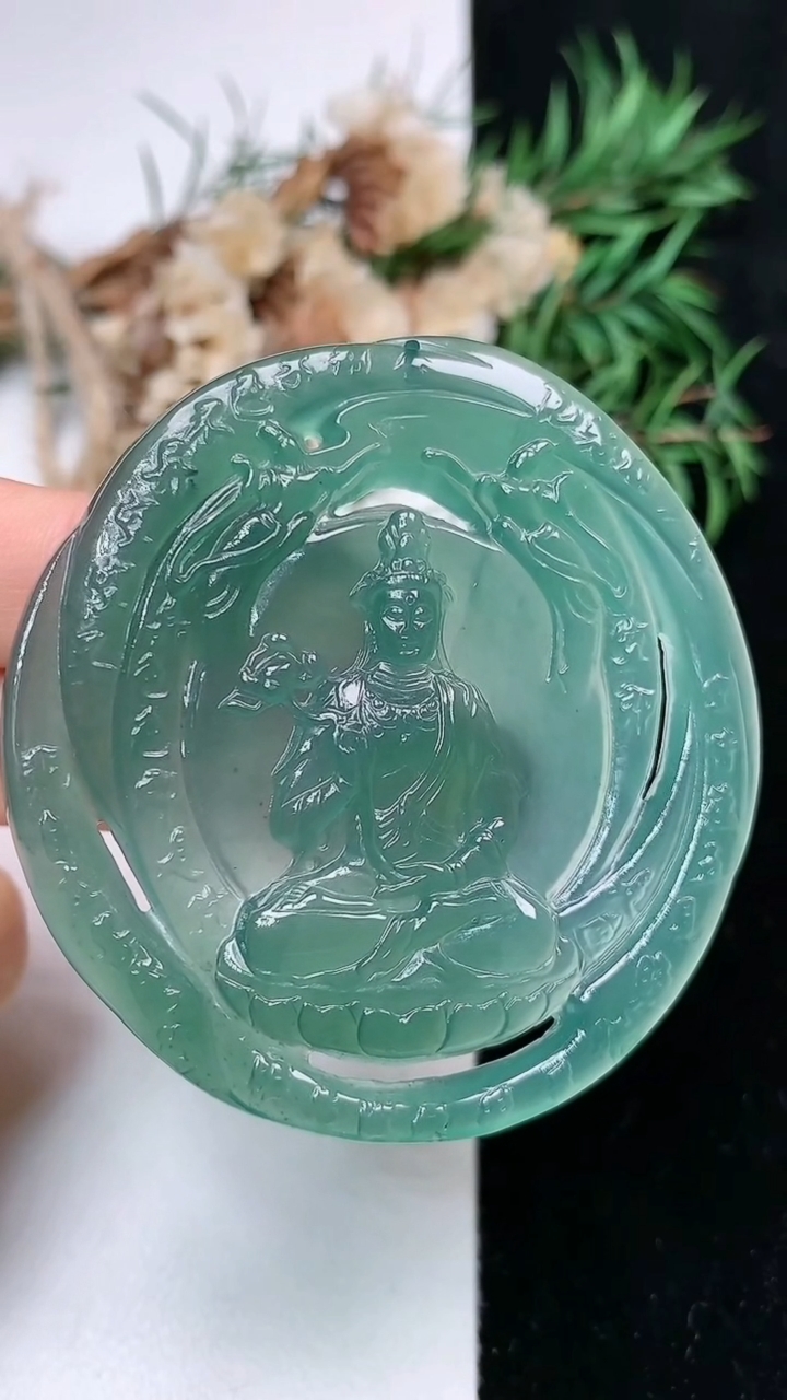 天然A货翡翠蓝水大势至观音菩萨吊坠，尺寸54.2-51.4-5.2，重量:25.60g
5月2日