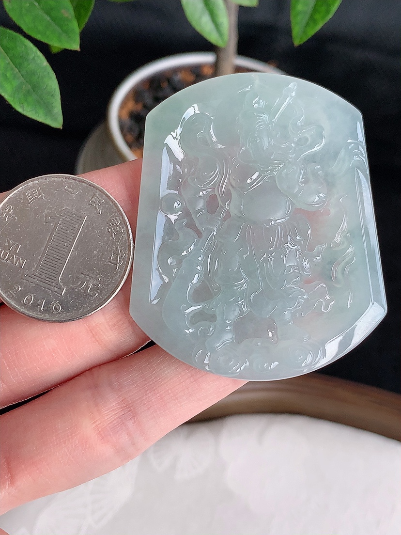 天然A货翡翠晴水一刀切关公吊坠 
尺寸52-42-5mm 重量27.03g 0430