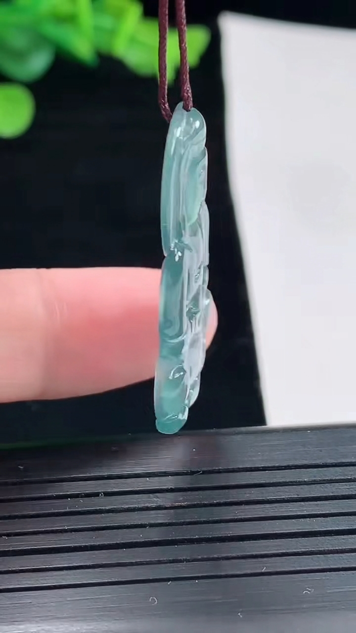 天然A货翡翠正装观音吊坠，尺寸35.5-20.6-3重量:4.06g
5月2日