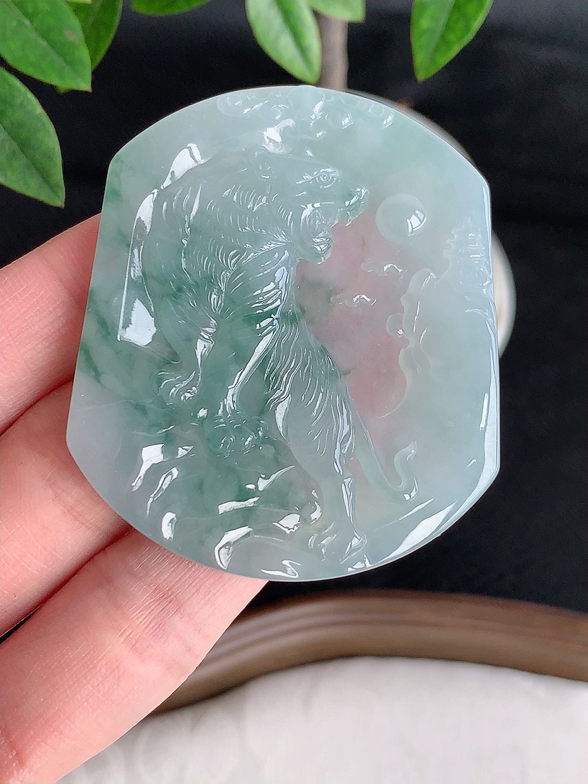 天然A货翡翠飘花一刀切生肖虎吊坠 
尺寸54-45.8-5.3mm 重量32.58g 0430