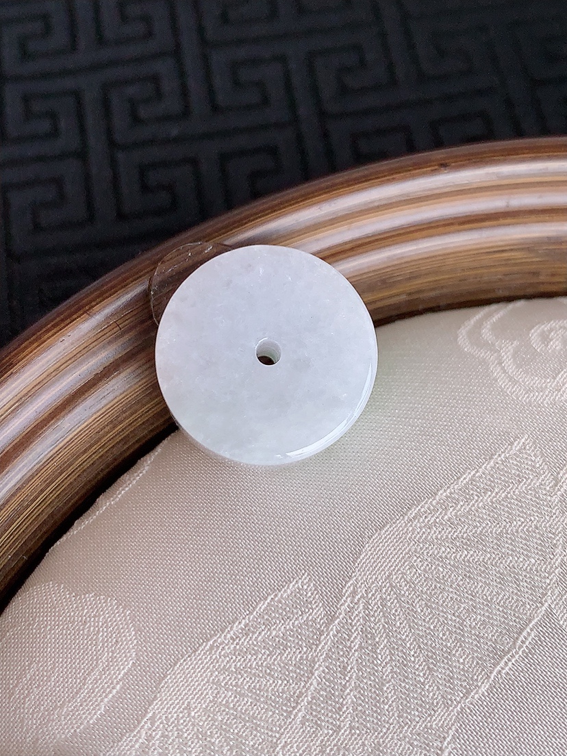 天然A货翡翠飘绿路路通吊坠 
尺寸18-9.6mm 重量9.09g 0430