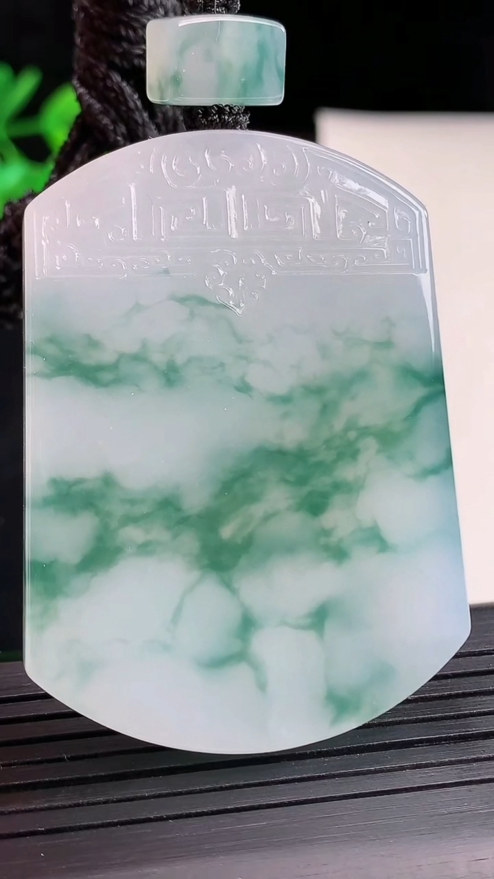 天然A货翡翠种飘花仿古无事牌吊坠，尺寸54.6-39.6-5.6重量:40.34g
5月2日