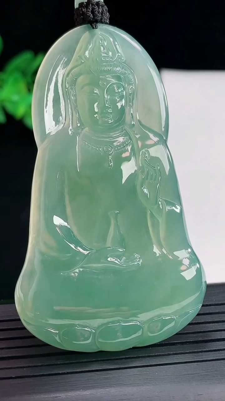 天然A货翡翠素衣观音吊坠，尺寸67.5-40-5.2重量:31.36g
5月2日