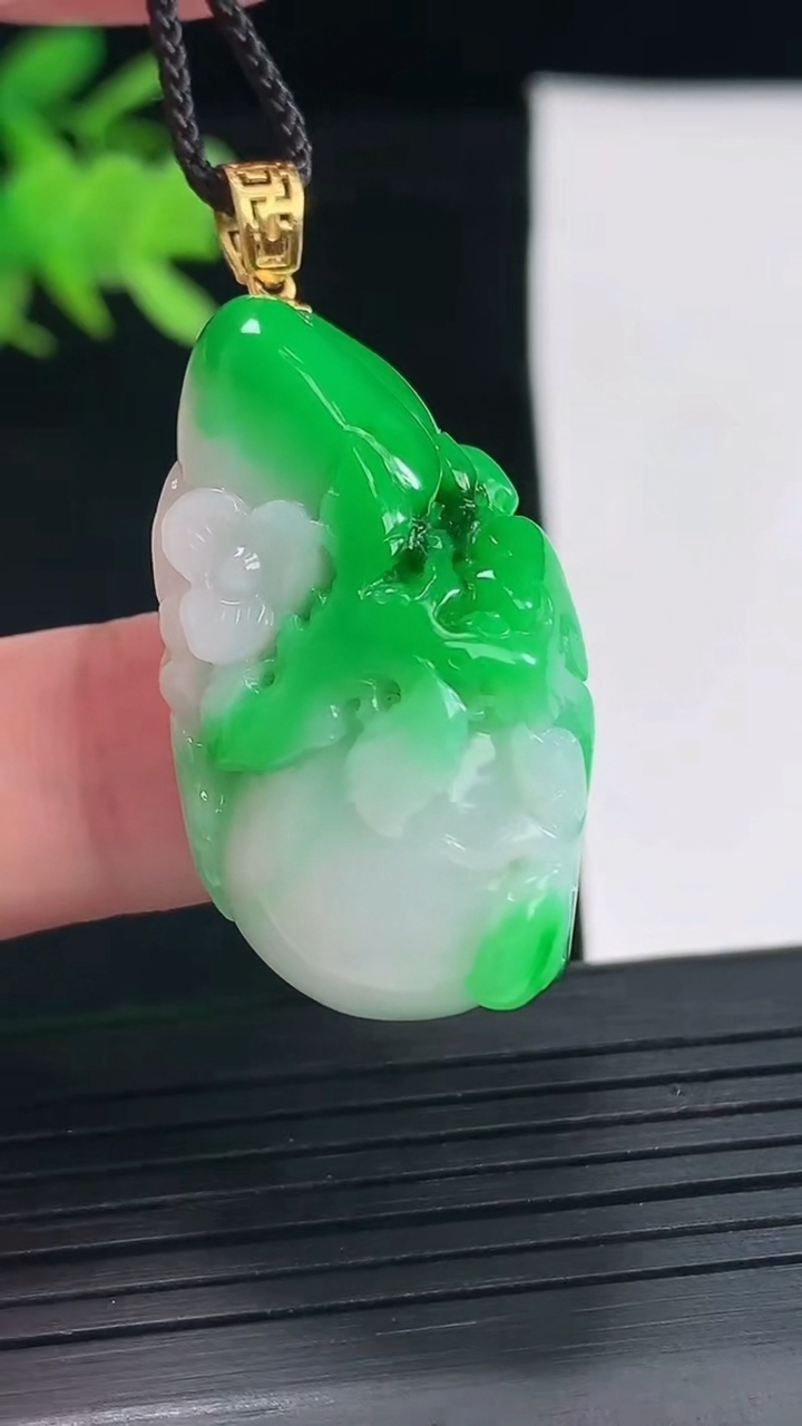 天然A货翡翠葫芦吊坠，尺寸37-20-11重量:13.78g
5月2日