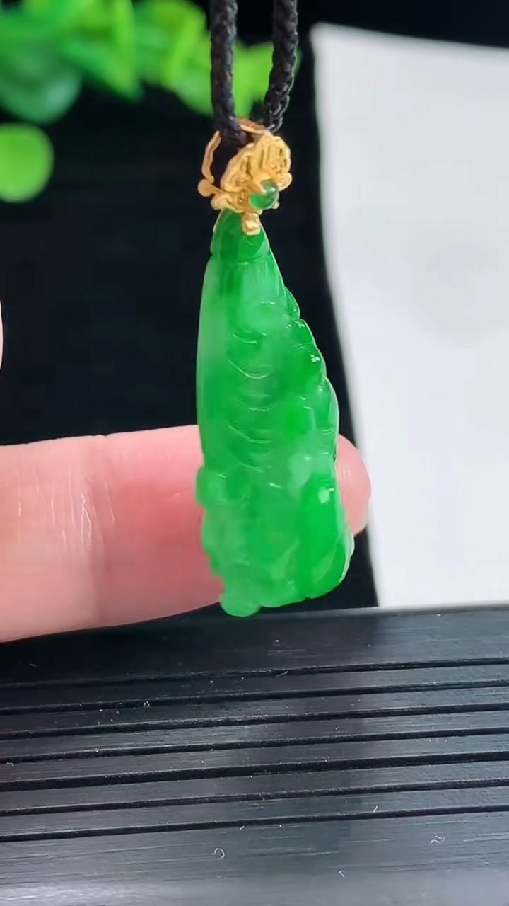 天然A货翡翠白菜吊坠，尺寸31-15-10重量:5.24g
5月2日