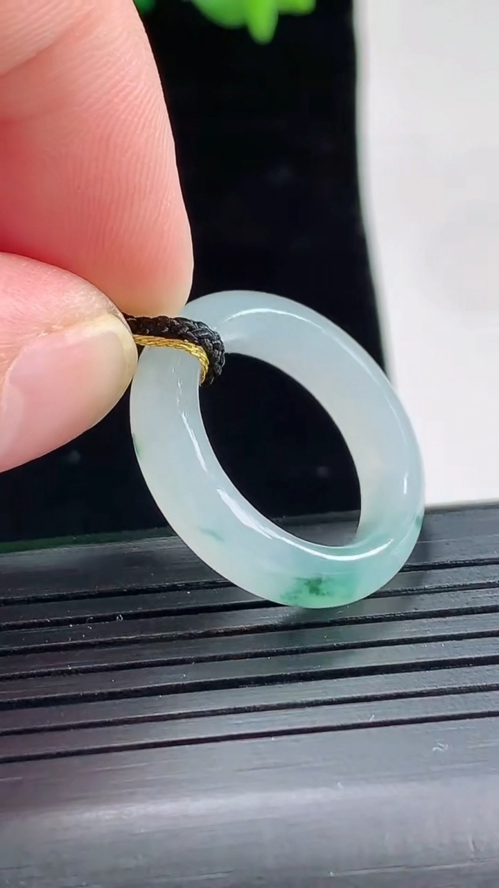 天然A货翡翠冰种飘花玉指环 戒指，尺寸17.2-5.5-3.8重量:4.25g2026年5月2日
工厂直销收藏佳品,种好水足，色泽均匀，有种有色，上手高大气！