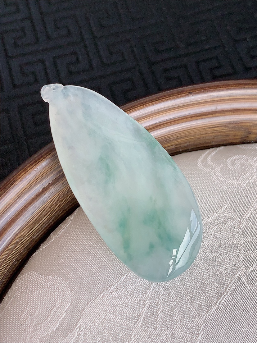 天然A货翡翠飘花一鸣惊人吊坠 
尺寸47.5-20-9.3mm 重量13.16g 0430