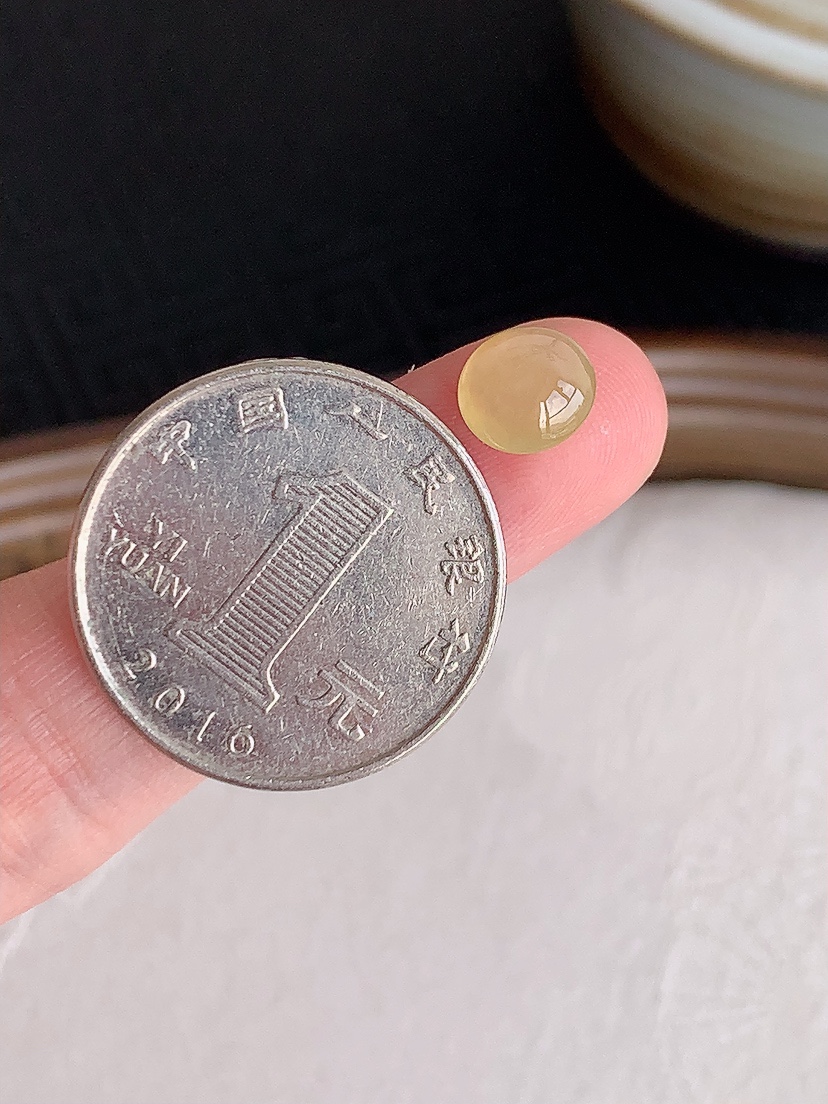 天然A货翡翠黄翡蛋面镶嵌件 
尺寸7-3.5mm 重量0.42g 0430