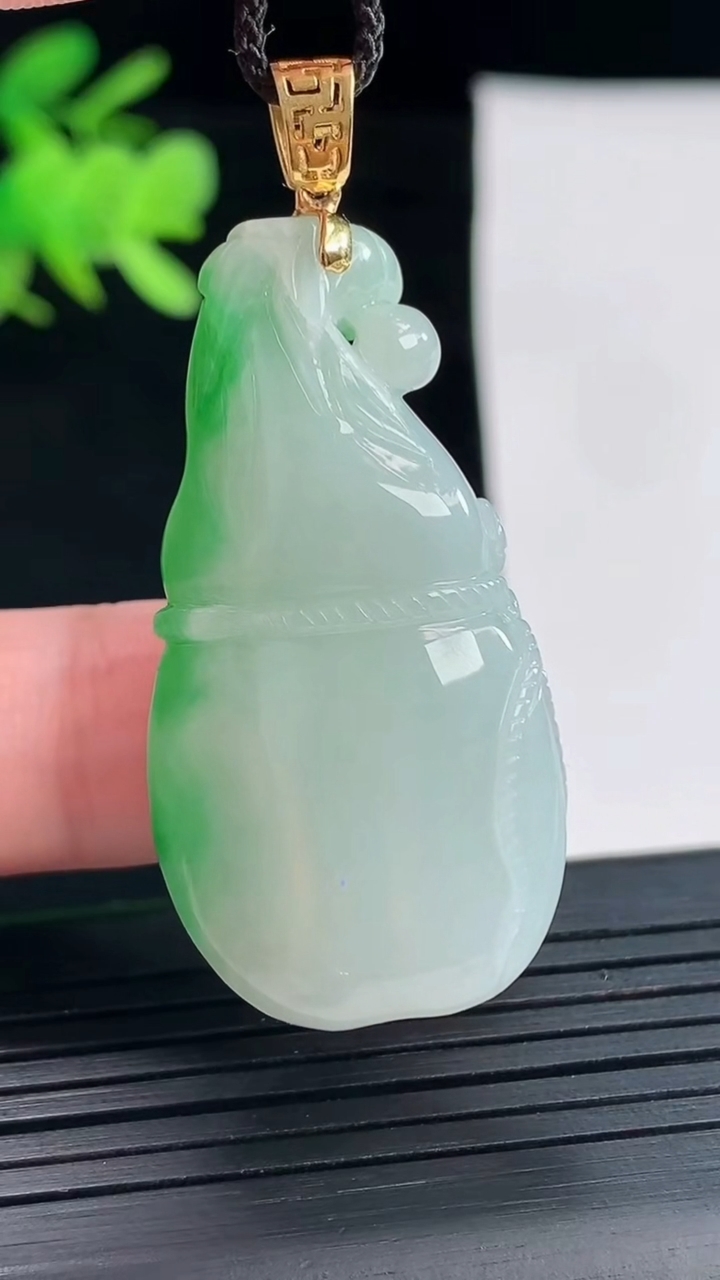 天然A货翡翠葫芦吊坠，尺寸41.5-21.5-12重量:15.77g
5月2日