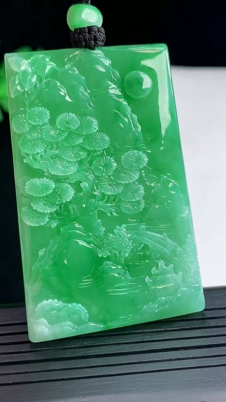 天然A货翡翠山水牌吊坠，尺寸59-39-5.5重量:39.49g
5月2日