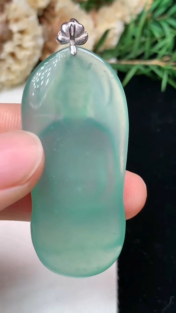 天然A货翡翠蓝水素衣观音吊坠，尺寸45-21.3-5.3，重量:10.70g
5月2日